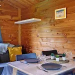 Camping Prestige 19 Piscine Partagee *